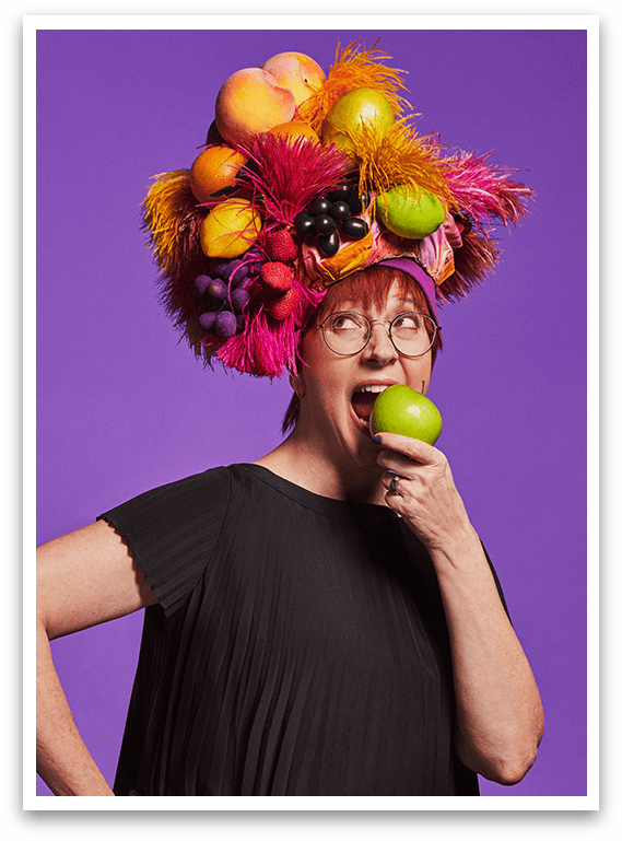 Photo de Chantal Lamarre qui mange une pomme