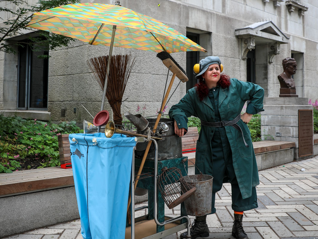 La comédienne Nathalie Claude joue le rôle d'une polisseuse de rue dans Au hasard de la ville.