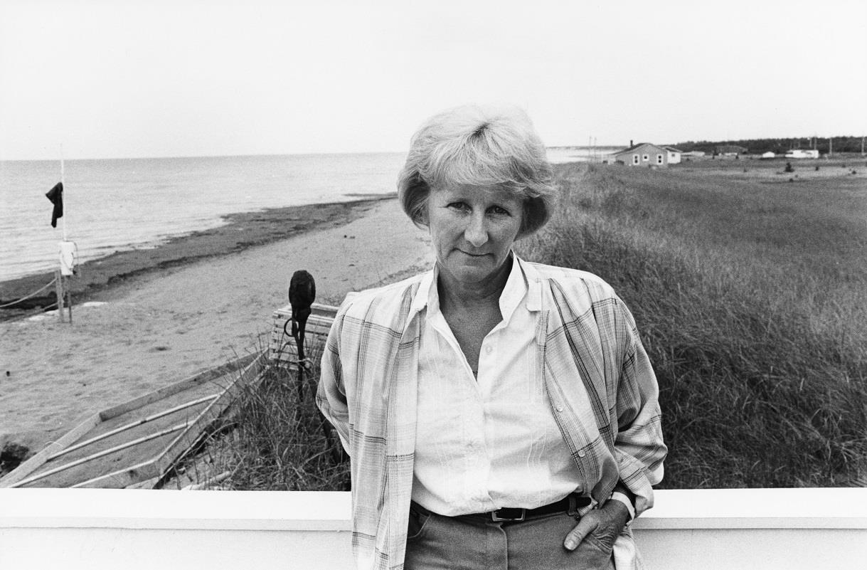 Photo d'archives d'Antonine Maillet sur la plage en Acadie.