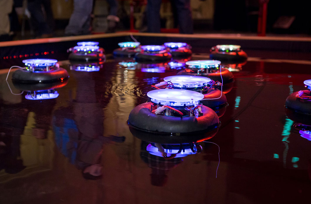 Vessels, une œuvre de Sofian Audry. L'installation met en scène une communauté de robots aquatiques autonomes.