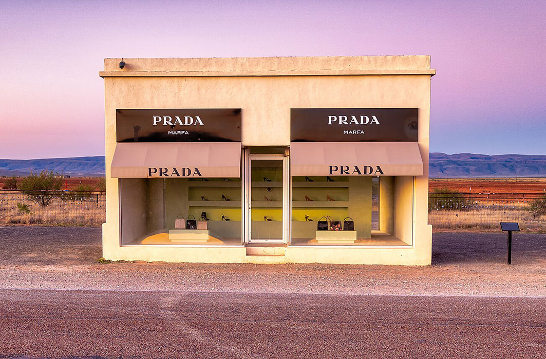L'installation Prada Marfa, située au milieu du désert texan.