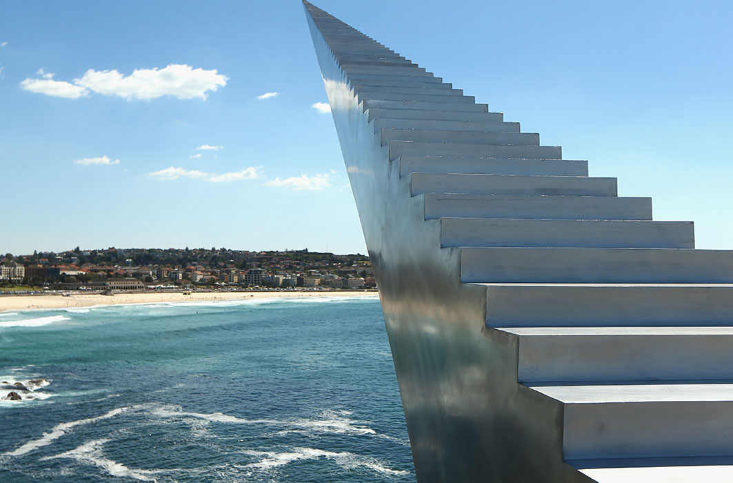 Un escalier en aluminium semble se rendre jusqu'au ciel par un effet d'optique.