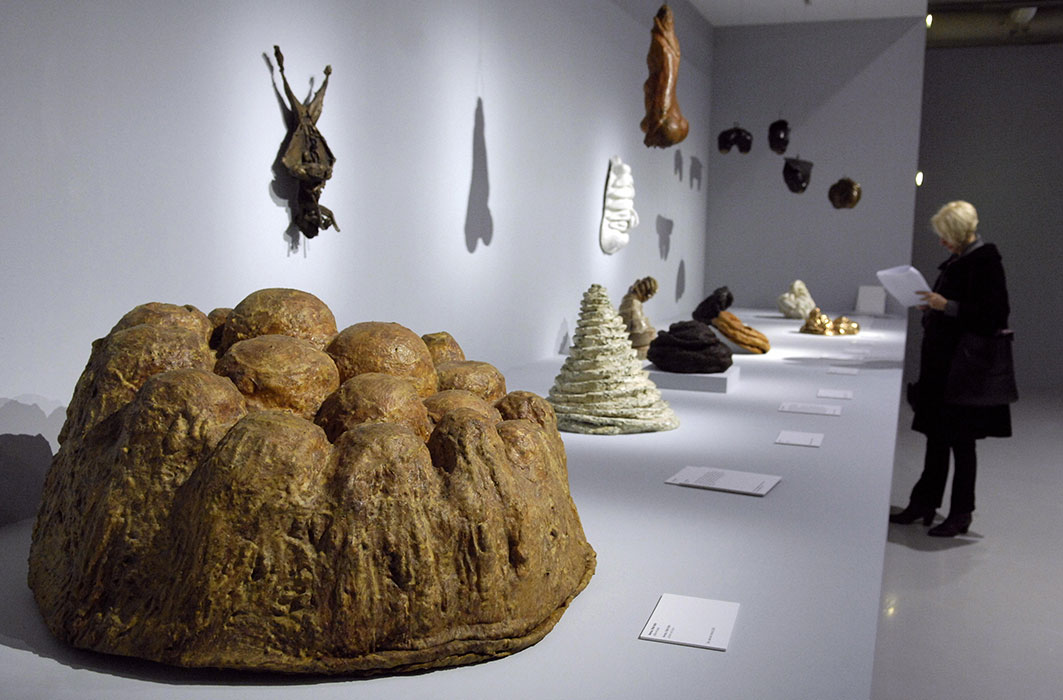 Exposition de plusieurs sculptures de Louise Bourgeois.