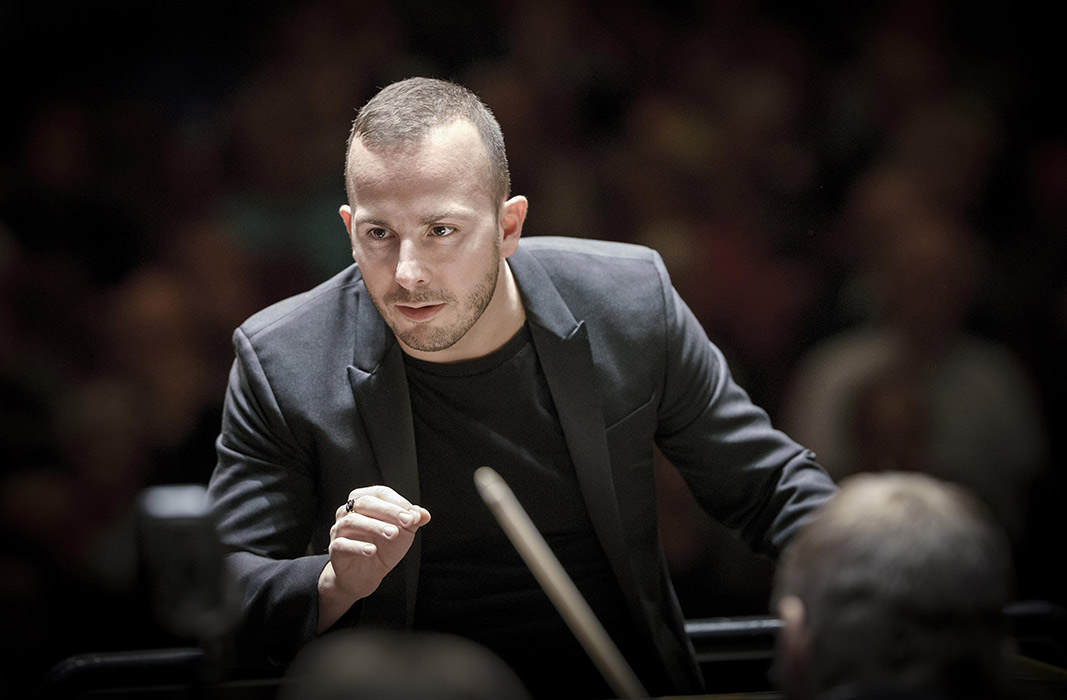 Yannick Nézet-Séguin dirigeant un orchestre.