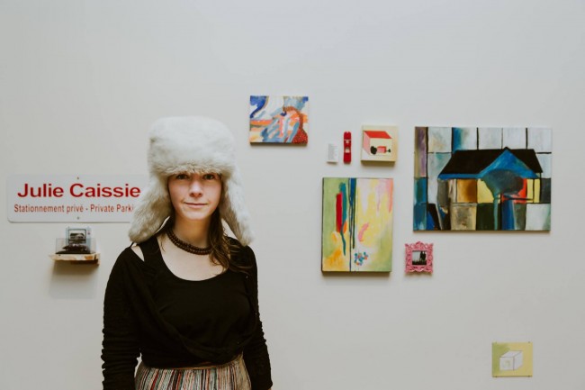 L'artiste acadienne Julie Caissie devant son installation à la Galerie Sans Nom en mars 2017