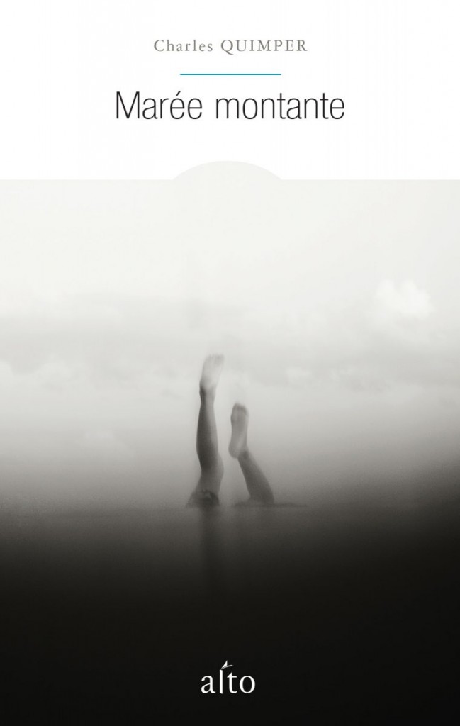 Sur une photo en noir et blanc, deux jambes sortent de l'eau.