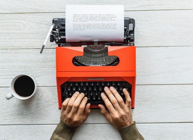 Deux mains posées sur une machine à écrire