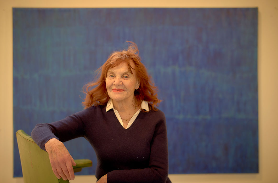 Portrait de Françoise Sullivan devant un de ses tableaux.