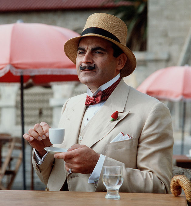 Hercule Poirot joué par David Suchet.