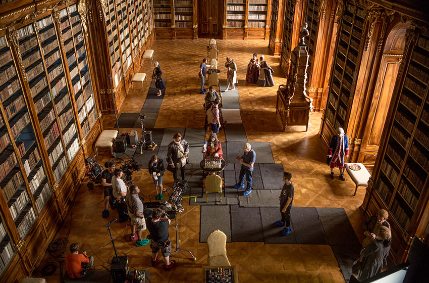 L'équipe de tournage d'Outlander dans un monastère à Prague.