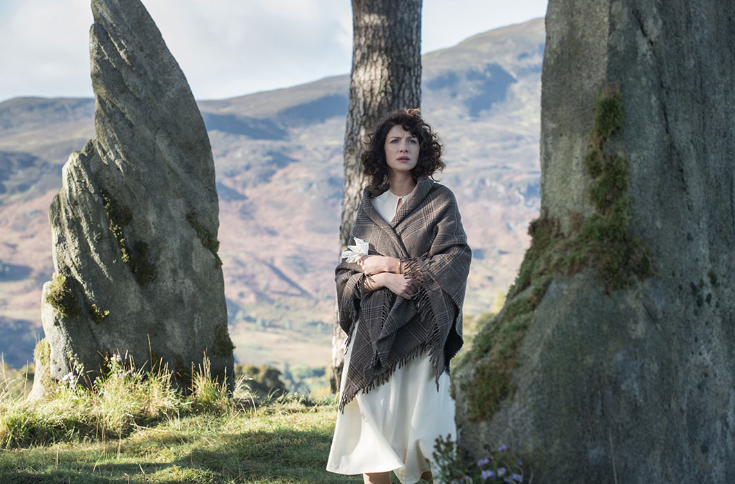 Claire est devant un cercle de pierres.