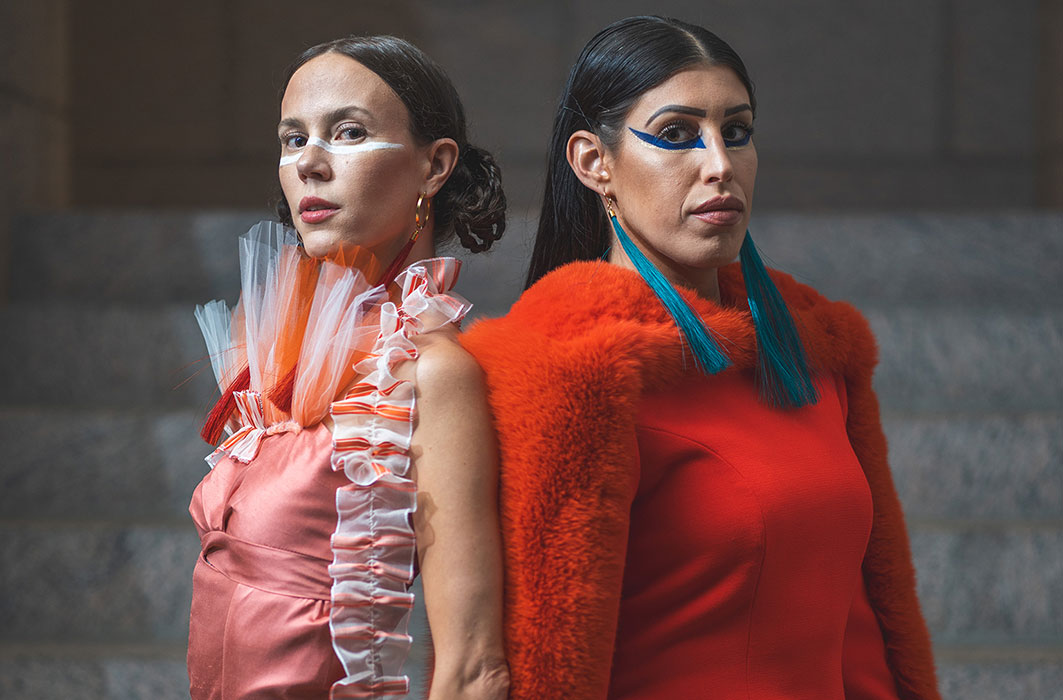 Deux femmes autochtones posent dans le cadre d'un défilé de mode.