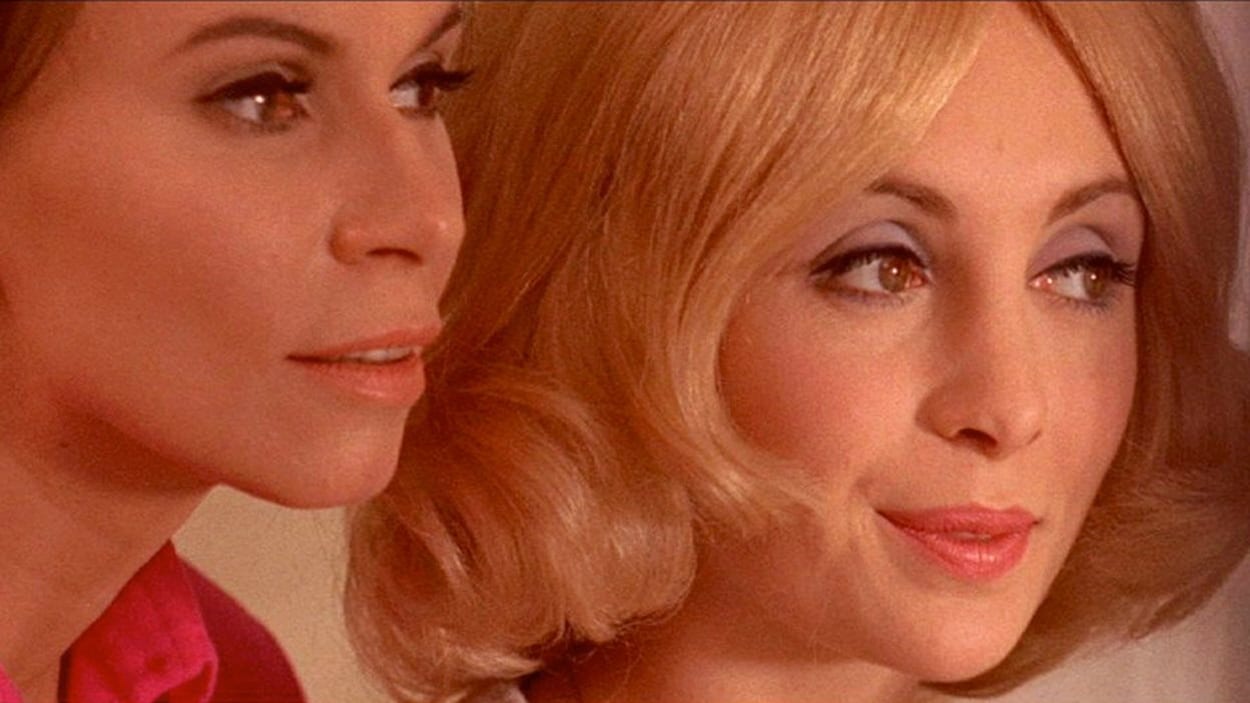 Monique Mercure et Louise Turcot sont les deux comédiennes en vedette dans le film Deux femmes en or de Claude Fournier.