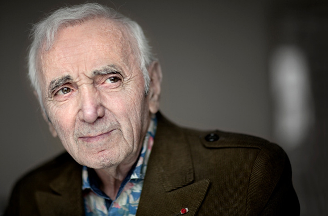 Charles Aznavour : la légende en cinq temps